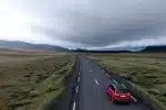 voiture rouge sur une route