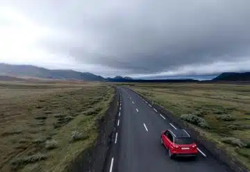voiture rouge sur une route