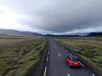 voiture rouge sur une route