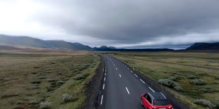 voiture rouge sur une route