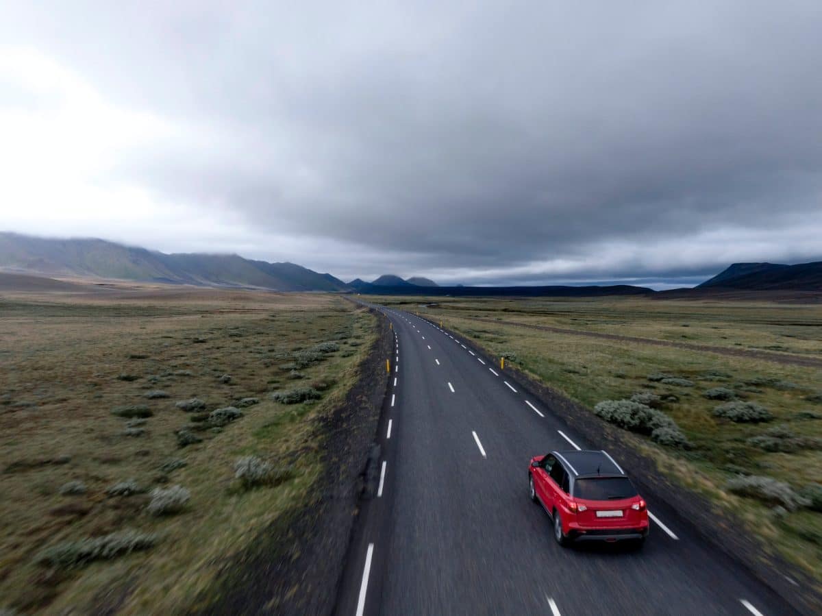 voiture rouge sur une route