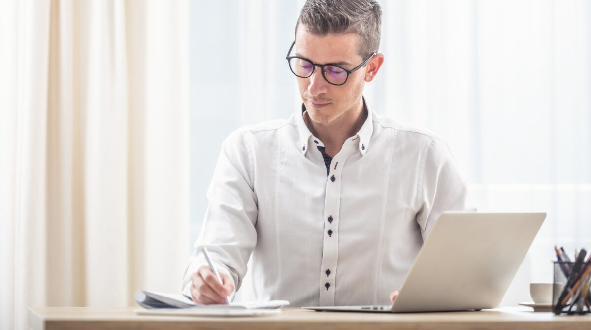 expert comptable en plein travail